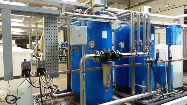 Process de traitement de l'eau pour chaudières vapeur