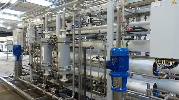 Process de traitement de l'eau pour chaudières vapeur
